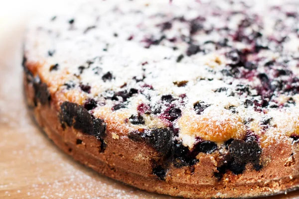 Torta saporita con mirtilli sul tavolo di legno — Foto Stock