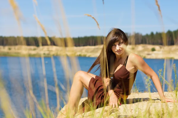 Jovem mulher sorrindo — Fotografia de Stock