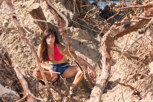 Nettes Mädchen in der Nähe von sandigen Berg — Stockfoto