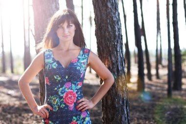 kumlu dağın yakınında şirin kız