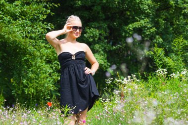 siyah elbiseli güzel sarışın