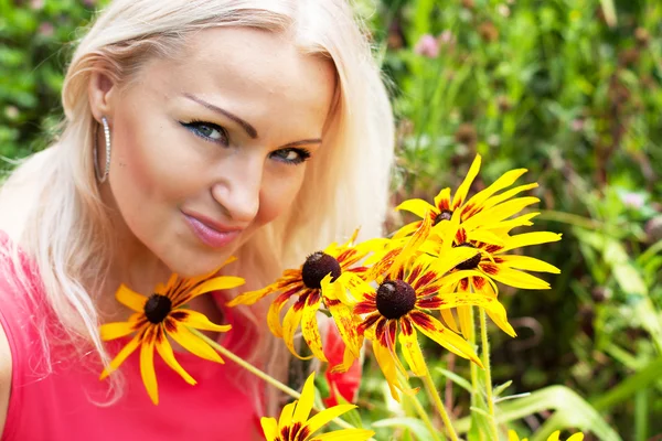 Hermosa rubia y flores — Foto de Stock