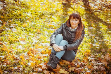 Sonbahar parkındaki güzel kız.