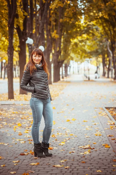 Beauté fille dans automne parc — Photo