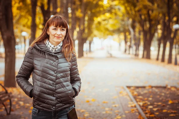 Schoonheid meisje in de herfst park — Stockfoto