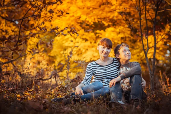 Belle mère avec fils dans le parc d'automne — Photo