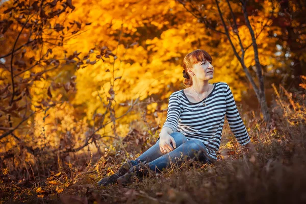 Beauté fille dans automne parc — Photo