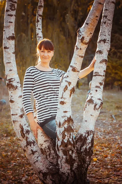 Beauty girl in autumn park — Stock Photo, Image