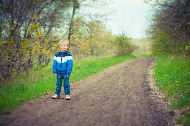 Bahçedeki küçük çocuk