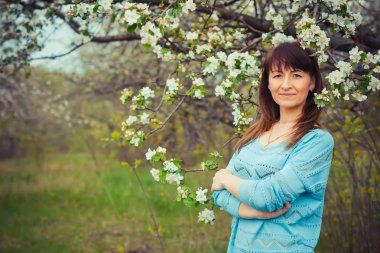 Kız çiçekli Bahçe