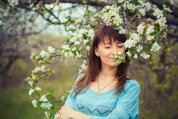 Dziewczyna w ukwieconym ogrodzie — Zdjęcie stockowe