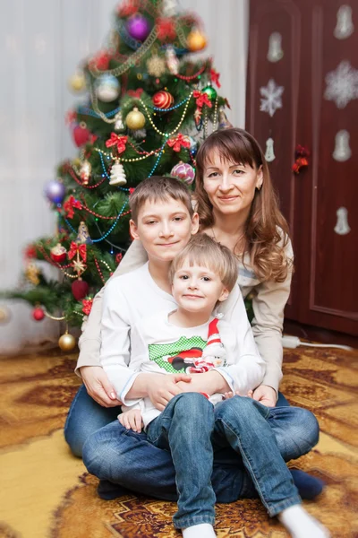 Szczęśliwą matką i dwóch jej synów. Boże Narodzenie Zdjęcie — Zdjęcie stockowe