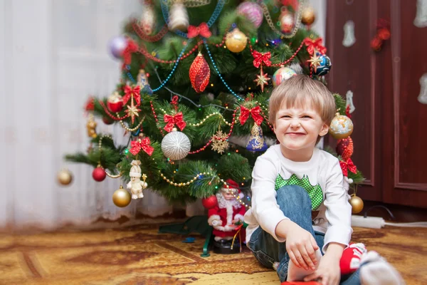 Das Porträt des kleinen Jungen. Weihnachtsfoto — Stockfoto