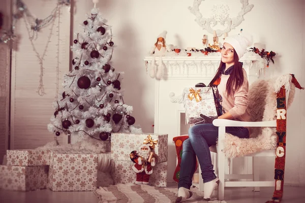 크리스마스 트리 근처의 아름다운 소녀 — 스톡 사진