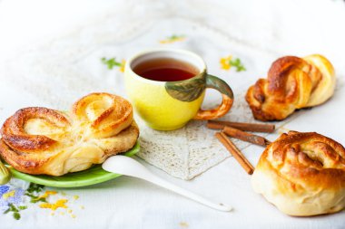 çörek ve çay tepsisi üzerinde