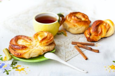 çörek ve çay tepsisi üzerinde