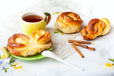 çörek ve çay tepsisi üzerinde