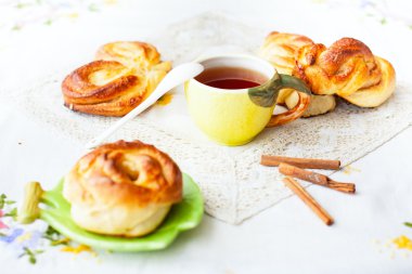 çörek ve çay tepsisi üzerinde