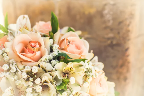 Bridal bouquet with roses — Stock Photo, Image