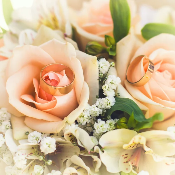 新娘花束与玫瑰 — 图库照片