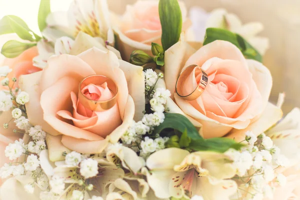 新娘花束与玫瑰 — 图库照片