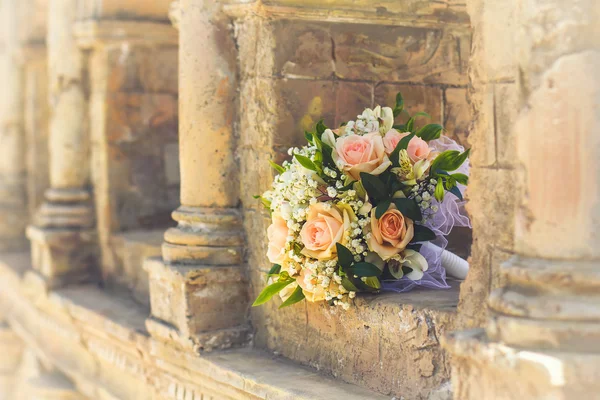 Bouquet de mariée avec roses — Photo