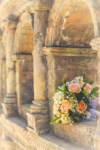 Buquê de noiva com rosas — Fotografia de Stock