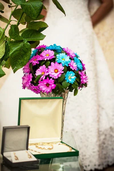 Elegant luxury bridal earrings — Stock Photo, Image