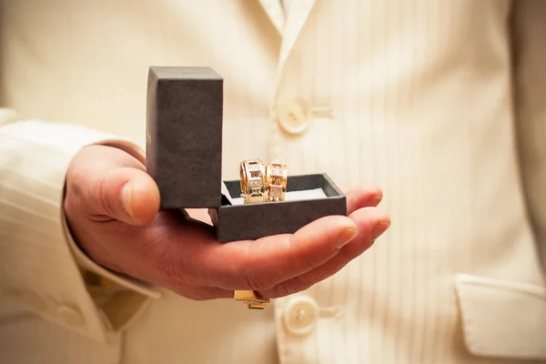 Man holding box with ring — Stock Photo, Image