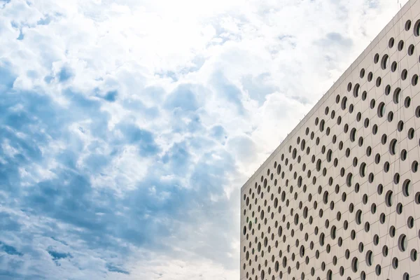 Modern business building against blue sky — Stock Photo, Image