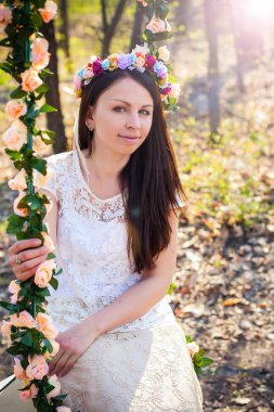 güzel genç kız açık havada bahar içinde