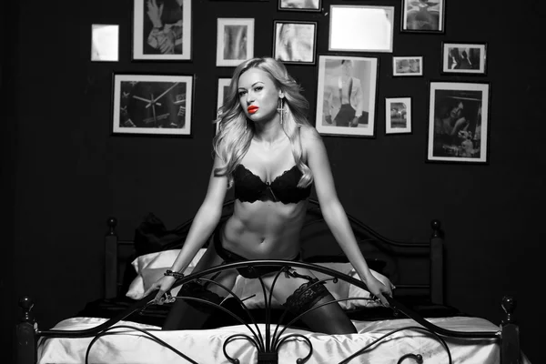 침대에 란제리에 섹시 한 금발 여자 로열티 프리 스톡 이미지