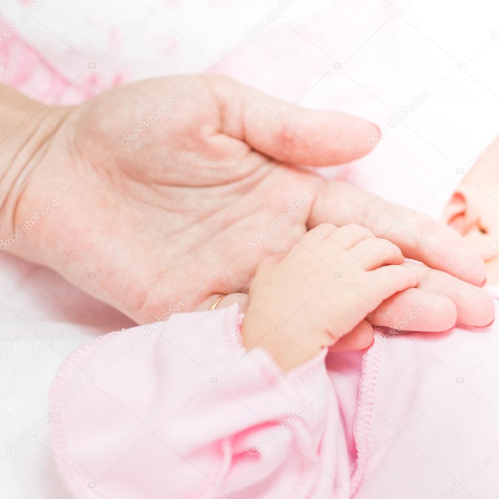 Mere Tient La Main D Un Bebe Image Libre De Droit Par Filosofart C