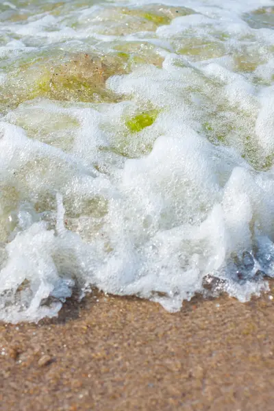 Sahildeki deniz dalgaları — Stok fotoğraf