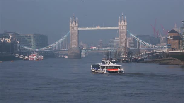 Puente de la Torre de Londres y río Támesis — Vídeo de stock