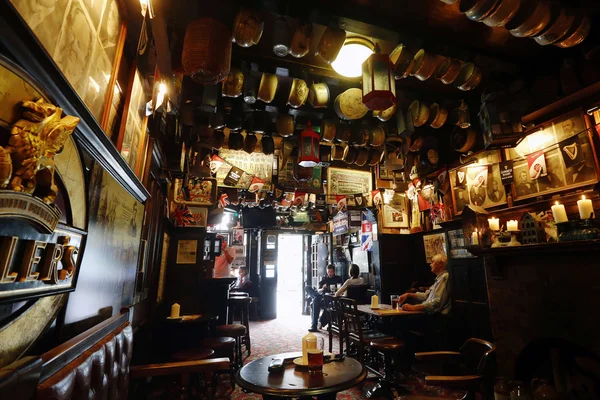 Inside view of London Pub — Stock Photo, Image