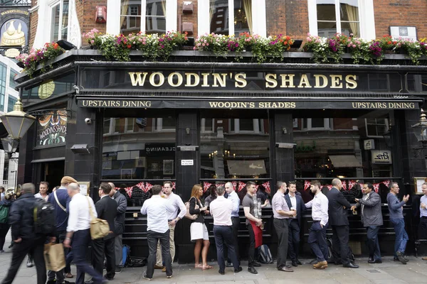 Outside Viw of London Pub — Stock Photo, Image