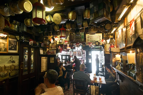 Inside view of London Pub — Stock Photo, Image