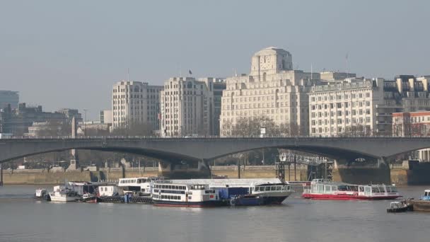 Κρουαζιέρες City περιοδεία βάρκα, περιλαμβάνουν την γέφυρα Waterloo σε πολύ πίσω — Αρχείο Βίντεο