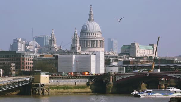 Місто круїзи туристичне човен, включають Blackfriars мосту та купол собору Святого Павла та — стокове відео