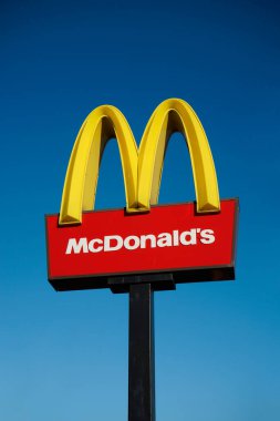McDonalds logosu 13 Aralık 2014 'te Londra, İngiltere' de mavi gökyüzü arka planında. McDonald 's Corporation dünyanın en büyük zinciri olup dünya çapında her gün 58 milyon hamburger fast food restoranı müşterisine hizmet vermektedir. Mo!