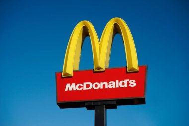 McDonalds logosu 13 Aralık 2014 'te Londra, İngiltere' de mavi gökyüzü arka planında. McDonald 's Corporation dünyanın en büyük zinciri olup dünya çapında her gün 58 milyon hamburger fast food restoranı müşterisine hizmet vermektedir. Mo!