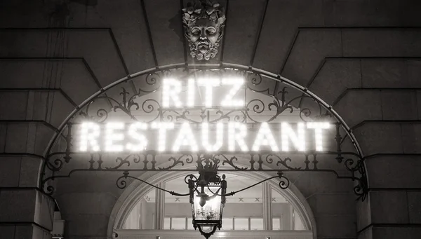 London ritz hotel bei Nacht — Stockfoto