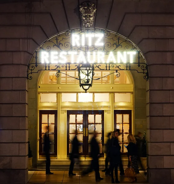 Лондонский отель Ритц ночью — стоковое фото
