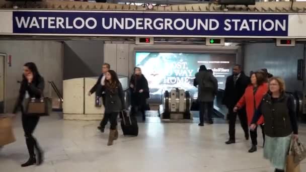 Vy innifrån av Waterloo Station — Stockvideo