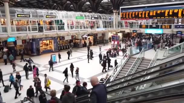 Widok wewnątrz stacji Liverpool Street Station — Wideo stockowe