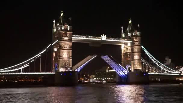 Lift Tower Bridge w nocy — Wideo stockowe