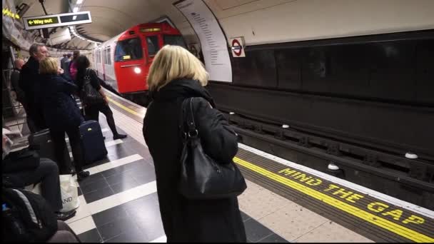 Vista interna della metropolitana di Londra — Video Stock