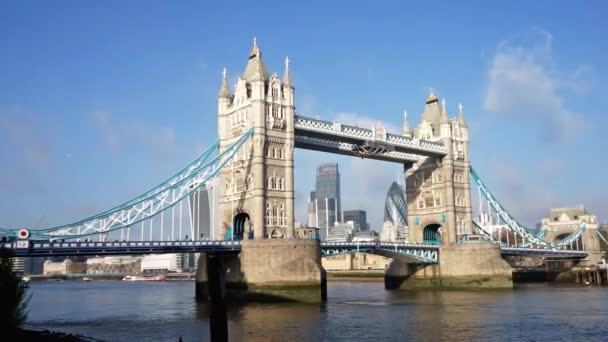 Tower Bridge in una giornata di sole — Video Stock