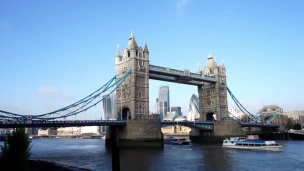 Tower Bridge en un día soleado — Vídeo de stock